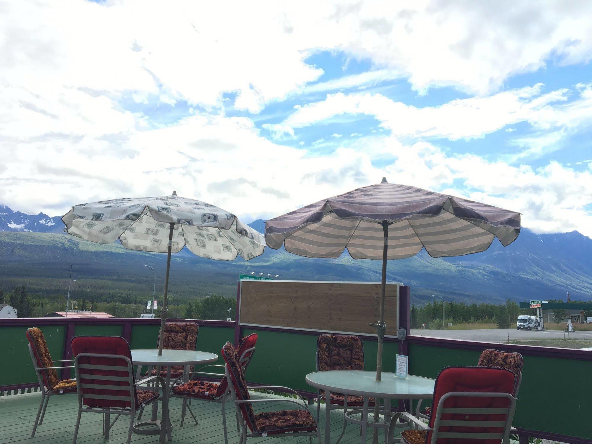 Kluane Park Inn Haines Junction Eksteriør billede