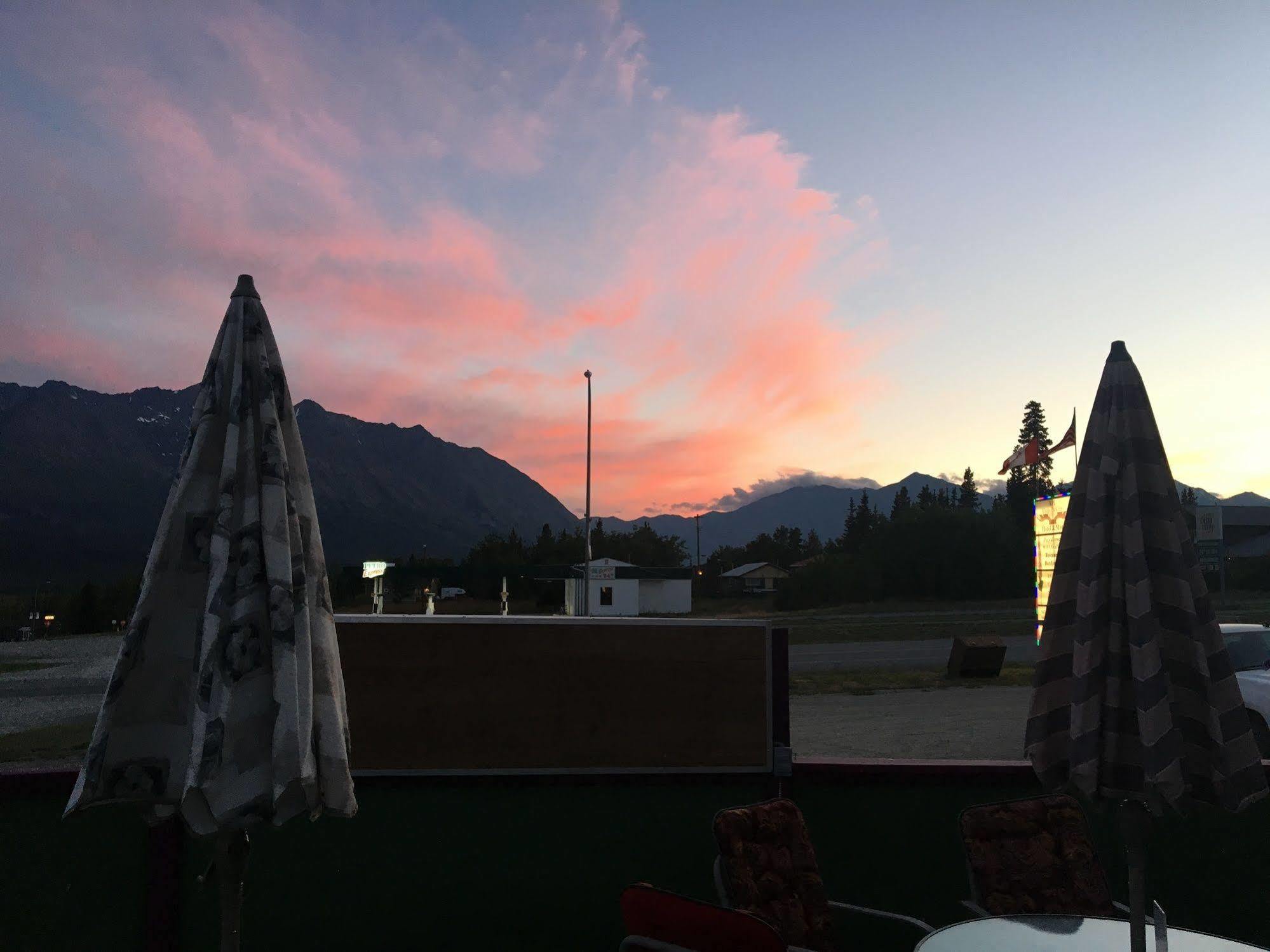 Kluane Park Inn Haines Junction Eksteriør billede