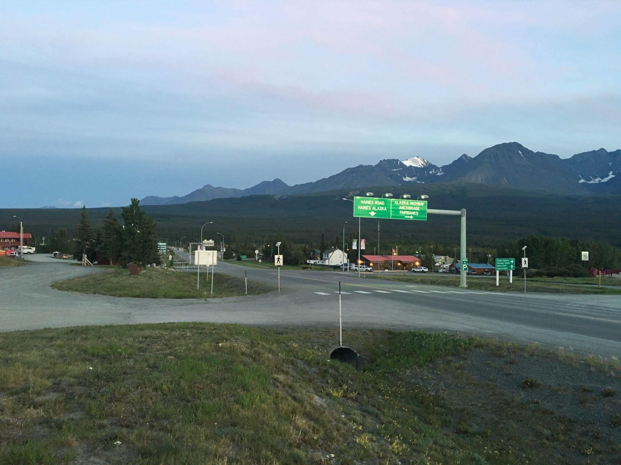 Kluane Park Inn Haines Junction Eksteriør billede